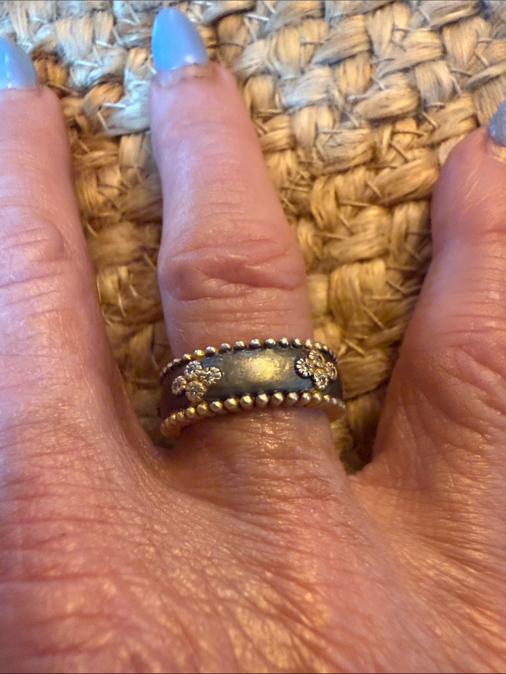 Freida Rothman Clover Beaded Ring. Black. Size 6